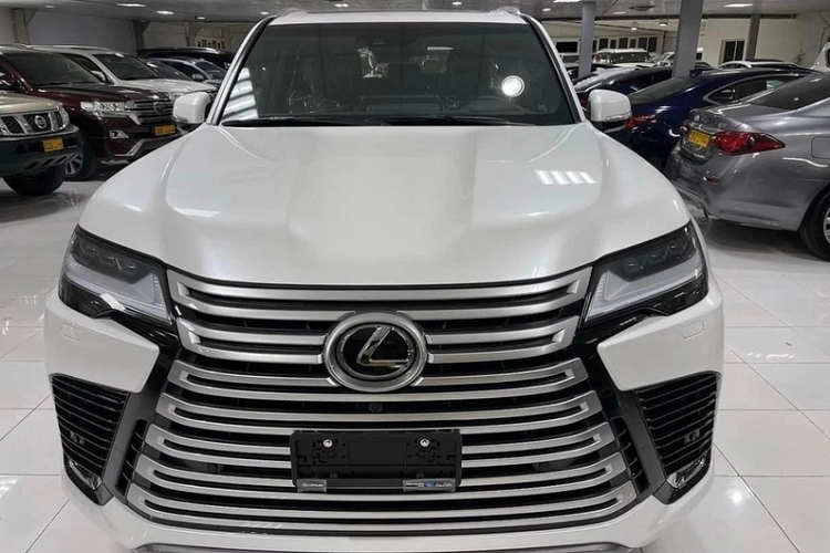 Về thiết kế, mẫu xe SUV hạng sang Lexus LX 600 bản Luxury nhìn chung vẫn giống như các bản còn lại, với lưới tản nhiệt dạng 7 thanh ngang cỡ lớn tích hợp các khe gió nhỏ ở giữa để tăng khả năng làm mát động cơ, bên cạnh là cặp đèn pha thanh mảnh, đèn ngày LED và các hốc gió lớn hơn.