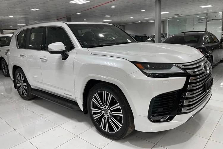 Về hệ truyền động, tương tự như bản thường, mẫu xe SUV hạng sang Lexus LX 600 Luxury vẫn sử dụng động cơ xăng tăng áp kép V6 3.5L mạnh 409 mã lực / 650 Nm. Đi kèm là hộp số tự động 10 cấp và hệ dẫn động 4 bánh toàn thời gian, giúp xe tăng tốc 0-96 km/h trong 6,9 giây, đạt vận tốc tối đa 210 km/h.