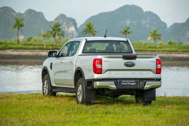 Ford Ranger 2023 bản XLS 4x4 AT sẽ có lót thùng xe tùy chọn khi mua tại đại lý. Phần thùng xe của phiên bản này vẫn giữ nguyên các tiện ích trên Ranger 2023 như vạch đo chiều dài, nơi gắn kẹp cố định đồ vật, bệ bước hông để lên thùng sau,...