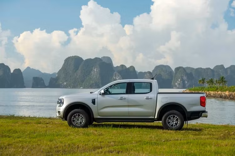 Nội thất trên Ranger XLS 2023 được trang bị màn hình trung tâm cỡ lớn 10 inch kết nối SYNC 4, Android Auto/Apple Car Play không dây, âm thanh 6 loa,...