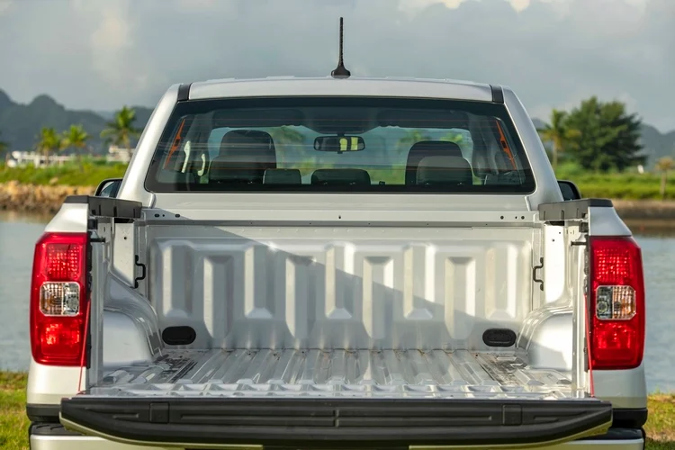 Ghế xe vật liệu nỉ, ghế lái chỉnh tay, chìa khóa cơ, điều hòa cơ, vô lăng tích hợp các nút bấm điều khiển hệ thống giải trí, trợ lực lái điện,...Cụm đồng hồ lái dạng kỹ thuật số 8 inch. Điểm khác biệt đáng kể nhất của bản XLS 4x4 AT ở nội thất là cụm điều chỉnh chế độ gài cầu, khóa vi sai cầu sau.