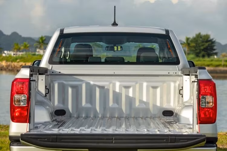 Ghế xe vật liệu nỉ, ghế lái chỉnh tay, chìa khóa cơ, điều hòa cơ, vô lăng tích hợp các nút bấm điều khiển hệ thống giải trí, trợ lực lái điện,...Cụm đồng hồ lái dạng kỹ thuật số 8 inch. Điểm khác biệt đáng kể nhất của bản XLS 4x4 AT ở nội thất là cụm điều chỉnh chế độ gài cầu, khóa vi sai cầu sau.