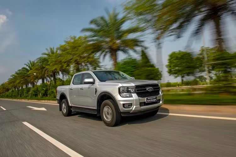 Tóm lại, Ranger XLS 4x4 AT giá 756 triệu đồng phù hợp cho khách hàng tìm kiếm một chiếc bán tải 4x4 AT rẻ nhất trên thị trường với trang bị cơ bản. Nếu có chi phí dư dả hơn và quan trọng trang bị cũng như ngoại hình đẹp hơn thì nên bỏ ra thêm 74 triệu đồng để mua bản XLT 4x4 AT.