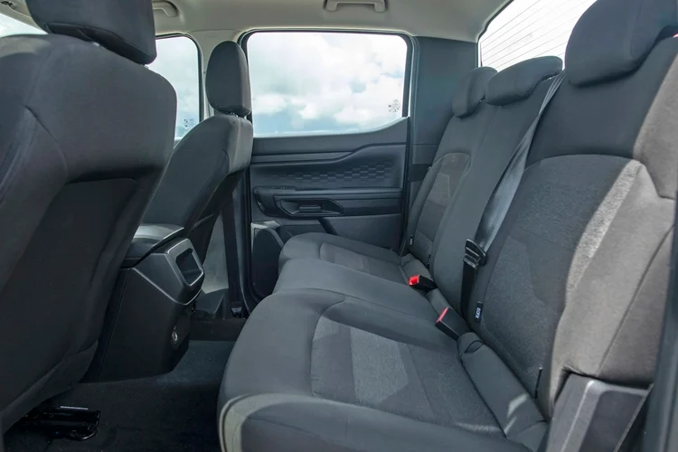 Trang bị an toàn trên XLS 4x4 AT khá đầy đủ tính năng cơ bản với 6 túi khí, camera lùi, phanh ABS/EBD, kiểm soát chống lật, hỗ trợ khởi hành ngang dốc, hỗ trợ đổ đèo, Cruise Control, Nếu so với bản XLS 4x2 AT thì bản XLS 4x4 AT chỉ khác biệt ở hệ dẫn động 4x4, ngoài ra các trang bị khác đều giống nhau. Hay nói cách, chênh lệch 68 triệu đồng là ở hệ dẫn động 4x4.