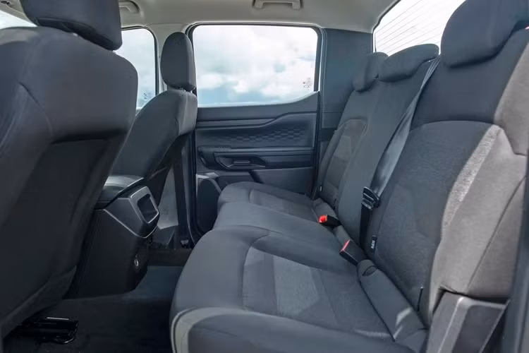 Trang bị an toàn trên XLS 4x4 AT khá đầy đủ tính năng cơ bản với 6 túi khí, camera lùi, phanh ABS/EBD, kiểm soát chống lật, hỗ trợ khởi hành ngang dốc, hỗ trợ đổ đèo, Cruise Control, Nếu so với bản XLS 4x2 AT thì bản XLS 4x4 AT chỉ khác biệt ở hệ dẫn động 4x4, ngoài ra các trang bị khác đều giống nhau. Hay nói cách, chênh lệch 68 triệu đồng là ở hệ dẫn động 4x4.