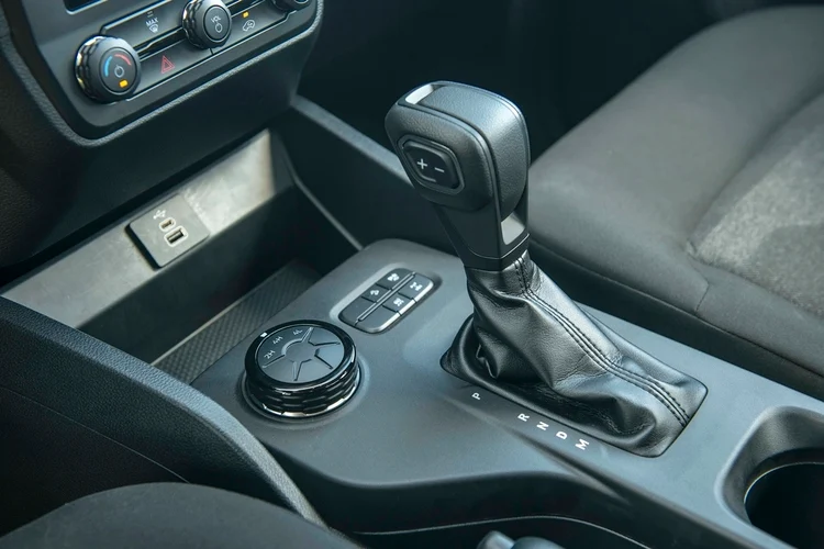 Nếu so XLS 4x4 AT với bản cao hơn 74 triệu đồng là XLT 4x4 AT thì bản XLT có thêm các trang bị như đèn pha/đèn DRL LED, lưới tản nhiệt đẹp hơn, mâm xe lớn hơn (17 inch so với 16 inch của XLS), gạt mưa tự động, kính hậu gập điện, chìa khóa thông minh, khởi động nút bấm, vô lăng bọc da.