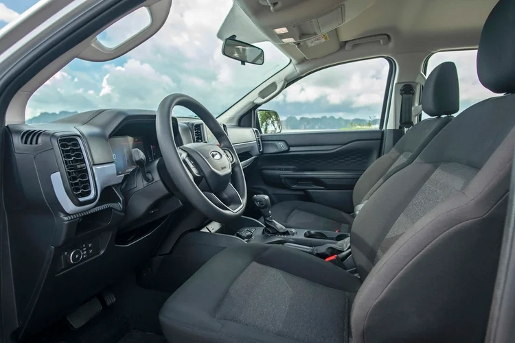 Trang bị an toàn trên XLS 4x4 AT khá đầy đủ tính năng cơ bản với 6 túi khí, camera lùi, phanh ABS/EBD, kiểm soát chống lật, hỗ trợ khởi hành ngang dốc, hỗ trợ đổ đèo, Cruise Control...