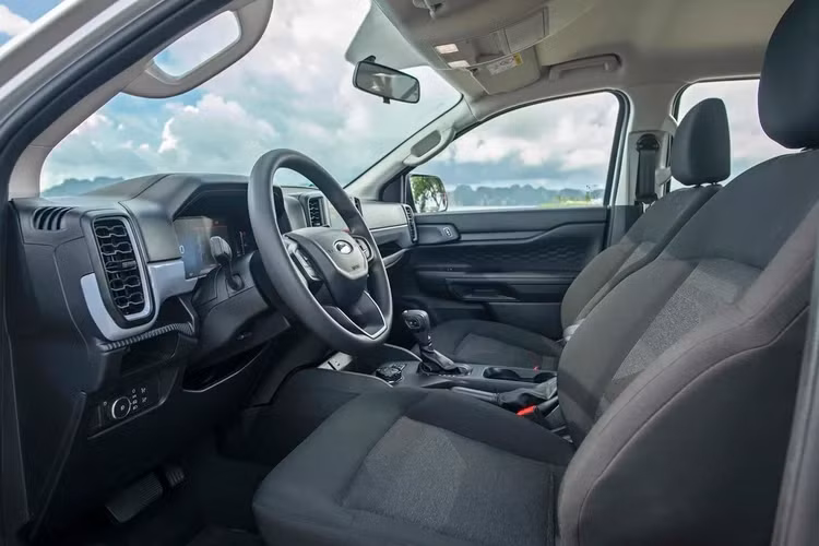 Trang bị an toàn trên XLS 4x4 AT khá đầy đủ tính năng cơ bản với 6 túi khí, camera lùi, phanh ABS/EBD, kiểm soát chống lật, hỗ trợ khởi hành ngang dốc, hỗ trợ đổ đèo, Cruise Control...