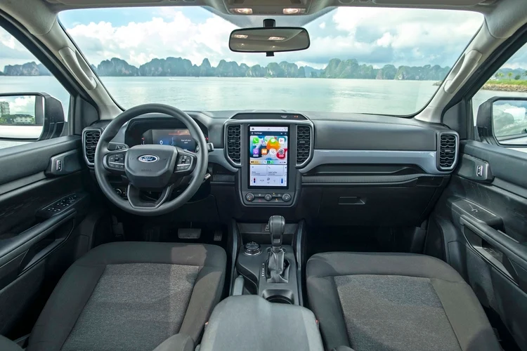 Hàng ghế sau của xe không có tựa tay ở giữa, không có điều hòa hàng ghế sau. Ranger XLS 4x4 AT được trang bị động cơ dầu 2.0 Turbo i4 TDCi mạnh 170 mã lực tại 3.500 vòng/phút và mô-men xoắn 405 tại 1.750-2.500 vòng/phút. Hộp số tự động 6 cấp, gài cầu điện tử và khóa vi sai cầu sau.