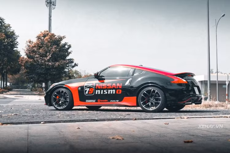 Nhưng số phận chiếc xe Nissan 370Z Nismo thể thao này khá lận đận, về nước năm 2015 mà tới nay mới tìm được chủ nhân thật sự yêu nó. Ngay khi về tay chủ mới, chiếc xe đã được "lột xác" bằng cách dán decal.