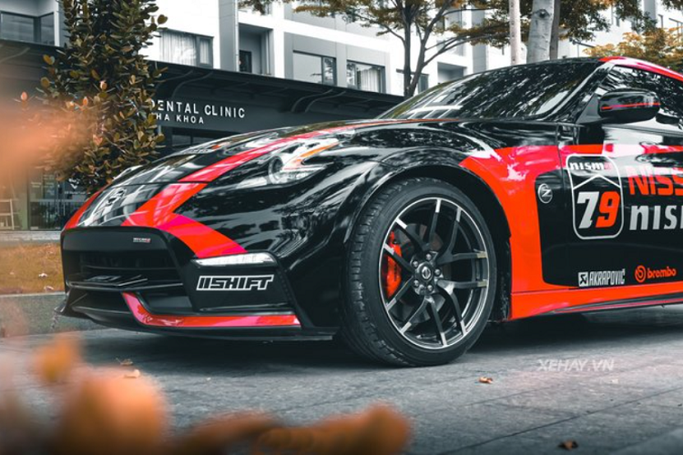 Về truyền động, giống như 370Z tiêu chuẩn, Nissan 370Z Nismo được trang bị động cơ V6 3.7L nhưng cho ra nhiều sức mạnh hơn - 350 mã lực và 374 Nm, thay vì mức 332 mã lực và 365 Nm của bản thường.