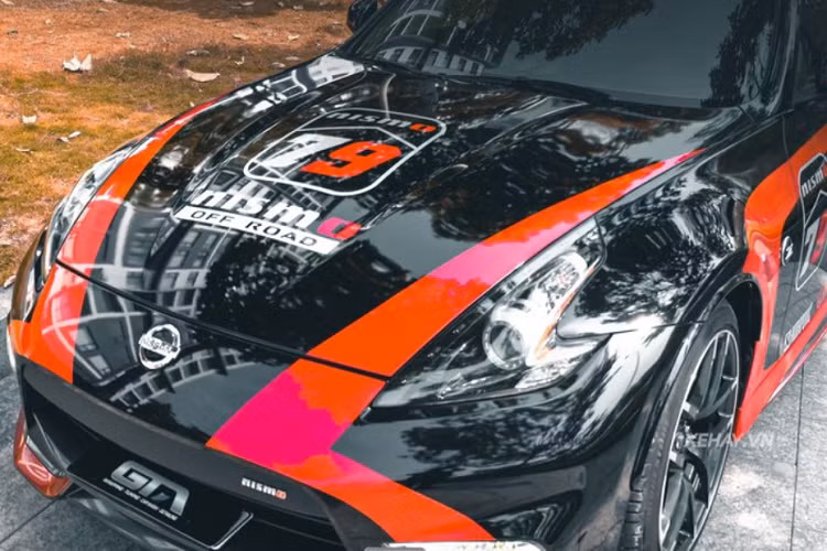 Bộ cánh mới có màu chủ đạo là màu đen, kết hợp nhiều chi tiết màu đỏ tạo điểm nhấn như nóc xe, đuôi xe, những đường sọc kéo từ ca-pô xuống cản trước và bên hông xe kèm ô vuông cùng số hiệu 79.