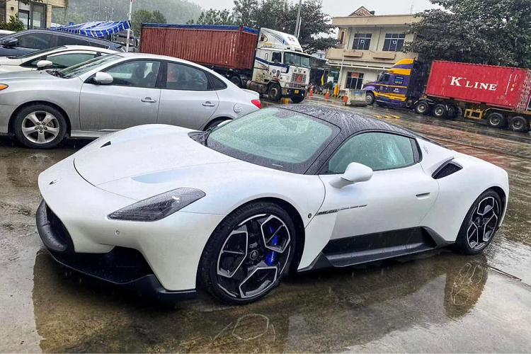 Khác với chiếc xe MC20 đầu tiên về nước sở hữu bộ áo màu vàng, chiếc xe Maserati MC20 thứ 2 này mang màu sơn Bianco Audace, khá ấn tượng trên siêu xe thương mại đầu tiên của hãng xe Maserati và tất nhiên cũng sẽ là chiếc MC20 đầu tiên tại dải đất hình chữ S sở hữu bộ áo này.