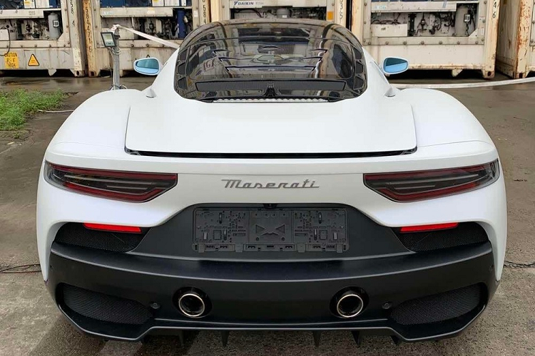 Nội công của xe Maserati MC20 mới sẽ đồng hành cùng hộp số tự động ly hợp kép 8 cấp cùng hệ dẫn động cầu sau, nhờ đó, siêu xe thương mại đầu tiên của Maserati có thể tăng tốc từ vị trí xuất phát lên 100 km/h trong thời gian dưới 2,9 giây trước khi đạt vận tốc tối đa 325 km/h.