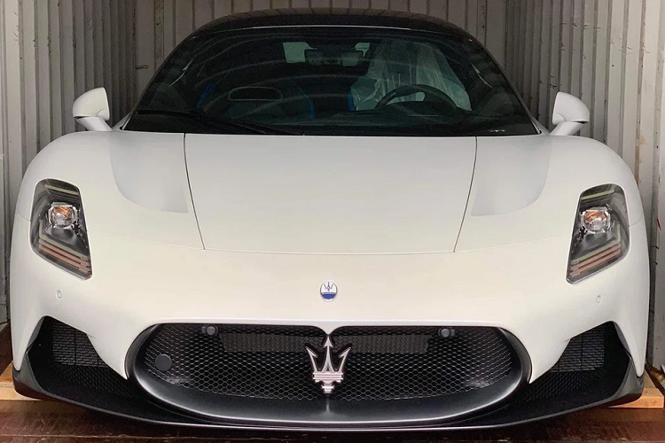 Những hình ảnh cho thấy Maserati MC20 thứ 2 về nước được mở bung 2 cửa cánh bướm và để lộ ra khoang lái có ghế ngồi với 2 tông màu là đen và sọc xanh dương Cileo và nhiều chi tiết bằng carbon. Xe được trang bị khối động cơ xăng V6, dung tích 3.0 lít nên có lợi thế về thuế tại Việt Nam khá tốt, trái tim này còn được trang bị tăng áp kép, giúp xe sản sinh ra công suất tối đa 621 mã lực tại tua máy 7.500 vòng/phút và mô-men xoắn cực đại 730 Nm tại tua máy 3.000 vòng/phút