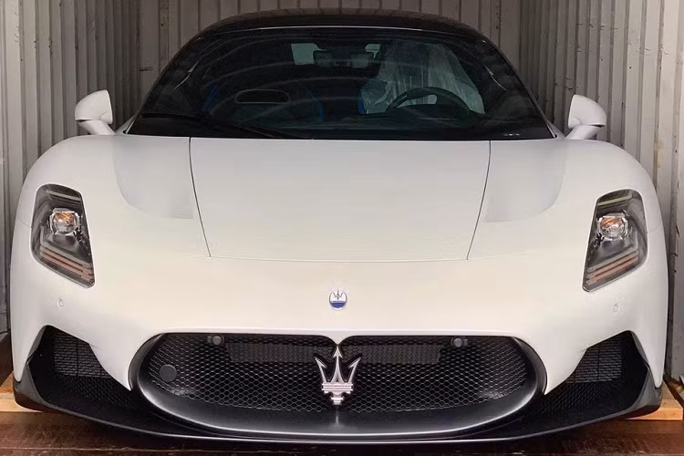 Những hình ảnh cho thấy Maserati MC20 thứ 2 về nước được mở bung 2 cửa cánh bướm và để lộ ra khoang lái có ghế ngồi với 2 tông màu là đen và sọc xanh dương Cileo và nhiều chi tiết bằng carbon. Xe được trang bị khối động cơ xăng V6, dung tích 3.0 lít nên có lợi thế về thuế tại Việt Nam khá tốt, trái tim này còn được trang bị tăng áp kép, giúp xe sản sinh ra công suất tối đa 621 mã lực tại tua máy 7.500 vòng/phút và mô-men xoắn cực đại 730 Nm tại tua máy 3.000 vòng/phút