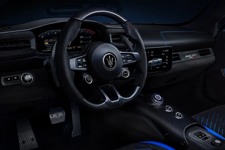 Xe hiện đang được trưng bày trong 1 showroom siêu xe ở quận 1, TP HCM cùng với rất nhiều mẫu xe đình đám khác như McLaren 720S, Lamborghini Aventador SVJ, Lamborghini Huracan EVO, McLaren 765LT và Ferrari SF90 Stradale...