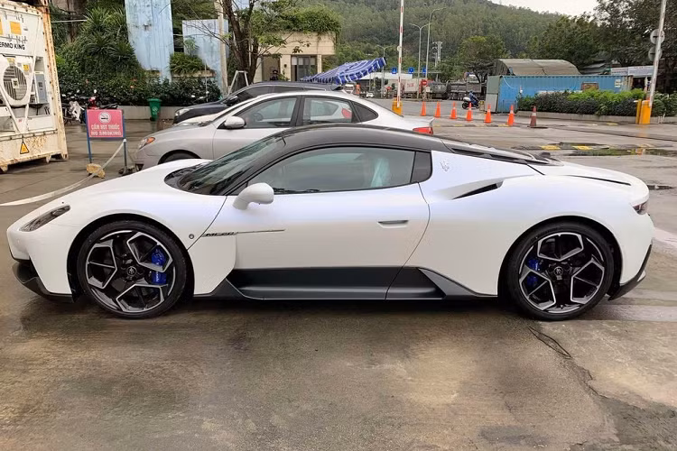 Mãi đến nay, tin tức về chiếc xe Maserati MC20 thứ 2 về dải đất hình chữ S này đã được hé lộ. Theo những hình ảnh chia sẻ, siêu xe Maserati MC20 màu trắng này quả thực đã có mặt tại TP HCM. Khác với chiếc đầu tiên về nước đã có chủ nhân là 1 người chơi xe đến từ tỉnh Tây Ninh, siêu xe Maserati MC20 thứ 2 được cho là đang tìm kiếm khách hàng.