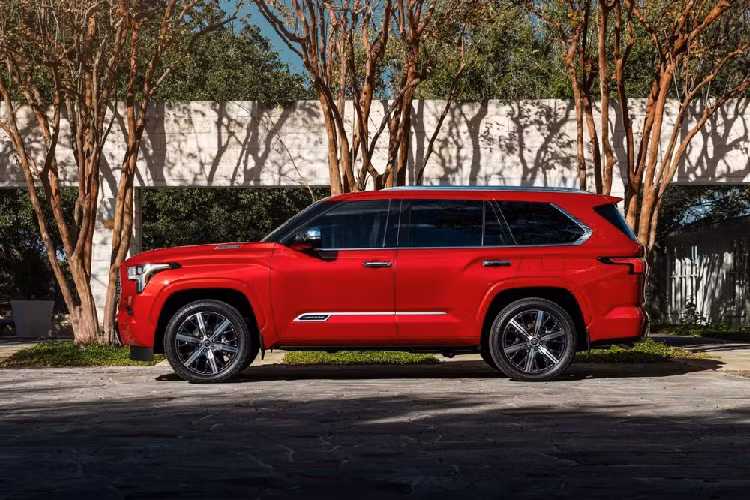 Với những khách hàng muốn sở hữu xe sang trọng hơn thì có thể chọn bản Limited. Ở bản Limited, Toyota Sequoia 2022 được bổ sung tính năng sưởi vô lăng, ghế trước sưởi/thông hơi và rèm che nắng chỉnh tay cho hành khách phía sau. Ngoài ra, gói Premium tùy chọn của bản SR5 sẽ được trang bị tiêu chuẩn cho bản Limited. Tiếp đến là bản Platinum với 2 ghế thương gia ở giữa, tính năng sưởi/thông hơi cho 2 hàng ghế đầu, sạc điện thoại thông minh không dây, cửa sổ trời toàn cảnh Panorama, màn hình hiển thị thông tin kính lái và hệ thống âm thanh JBL 14 loa.