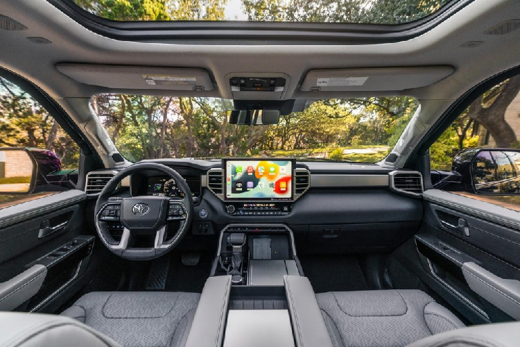 Khi nhìn trực diện, chúng ta sẽ thấy Toyota Sequoia 2022 sở hữu thiết kế đầu xe khá giống với Tundra thế hệ mới. Điều này được thể hiện qua lưới tản nhiệt cỡ lớn và cụm đèn pha hình chữ "T" của Toyota Sequoia mới. Trên cản trước có tấm ốp màu bạc, tích hợp 2 đèn sương mù.