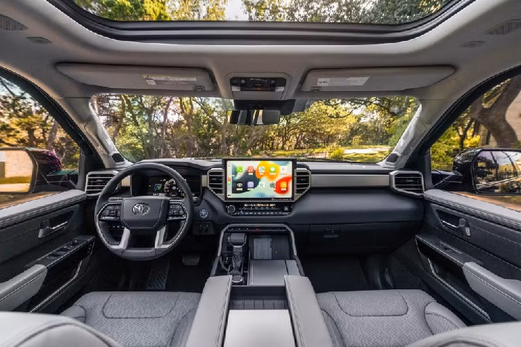 Khi nhìn trực diện, chúng ta sẽ thấy Toyota Sequoia 2022 sở hữu thiết kế đầu xe khá giống với Tundra thế hệ mới. Điều này được thể hiện qua lưới tản nhiệt cỡ lớn và cụm đèn pha hình chữ "T" của Toyota Sequoia mới. Trên cản trước có tấm ốp màu bạc, tích hợp 2 đèn sương mù.