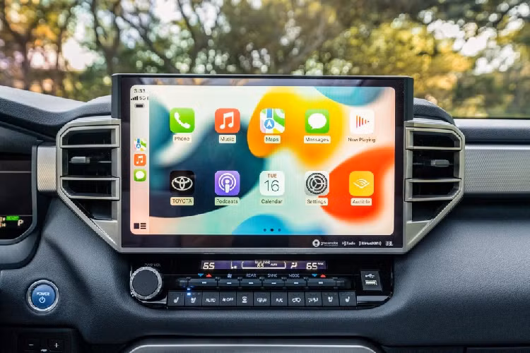 Di chuyển vào bên trong xe, người lái sẽ thấy sự biến mất của những nút bấm và công nghệ lỗi thời. Thay vào đó là không gian nội thất hiện đại hơn và một lần nữa chịu ảnh hưởng từ Toyota Tundra 2022.