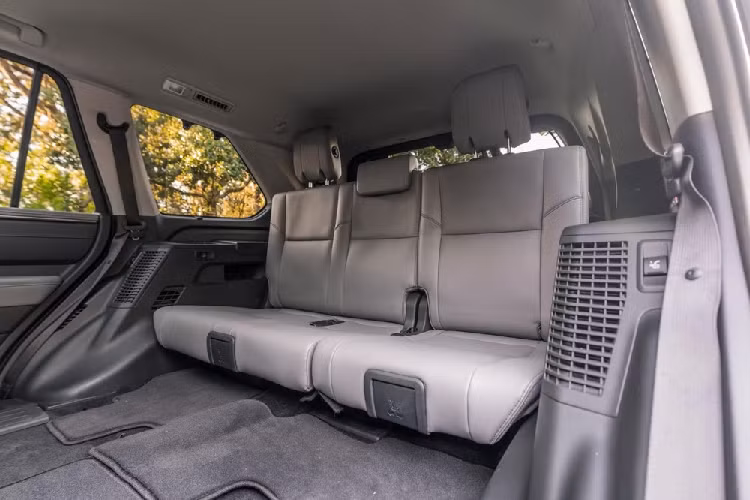 Chưa hết, hãng Toyota còn trang bị cột A màu đen và chắn bùn "cơ bắp", gợi liên tưởng đến xe bán tải Tundra 2022, cho Sequoia mới. Chắn bùn này kết hợp với thân vỏ mượt mà và kính cửa sổ hiện đại hơn.