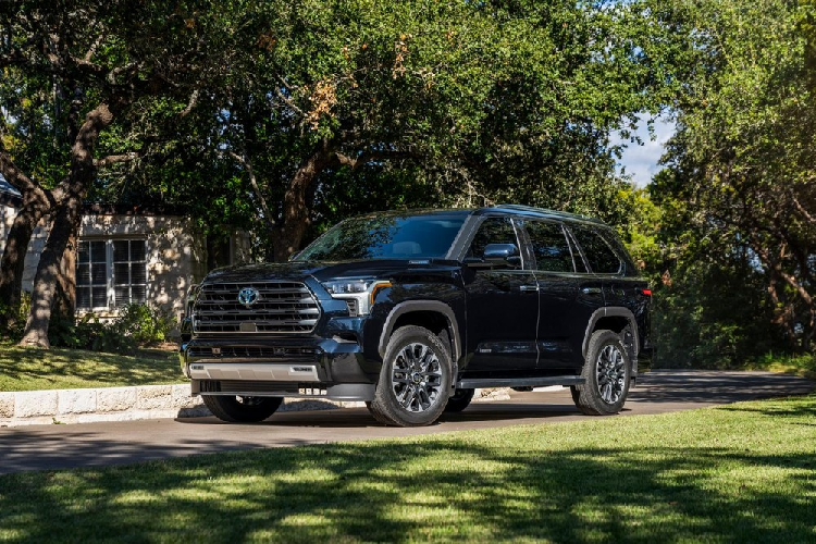 Dự kiến có mặt trên thị trường Mỹ vào mùa hè năm nay, Toyota Sequoia 2022 mới gần như lột xác so với thế hệ thứ hai. Những đường nét uốn cong mềm mại trên mẫu SUV cỡ lớn này đã biến mất, thay bằng các bề mặt gồ ghề hay đường gân sắc sảo.