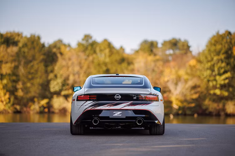 Ngoài ra, thương hiệu cũng nâng cấp thêm cho mẫu xe bán tải Nissan Frontier với các chi tiết độ Nismo. Gói nâng cấp này hướng mẫu xe đến việc sử dụng trên đường đa địa hình thay vì vận hành trên đường đua.