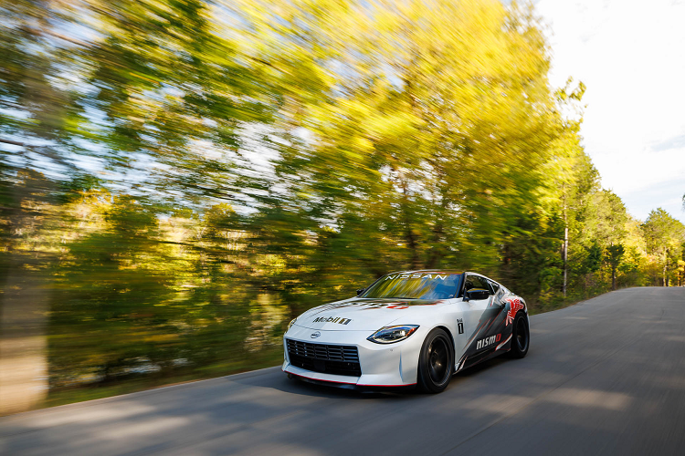 Thương hiệu cũng đem đến cho xe bộ phanh lớn Nismo bao gồm các rô-to phía trước và phía sau lớn hơn, cùm phanh 6 piston ở bánh trước và 4 piston ở bánh sau, dây phanh bằng thép không gỉ và bộ mâm xe độ LM-RS1 19 inch đi kèm với lốp Bridgestone RE71RS.