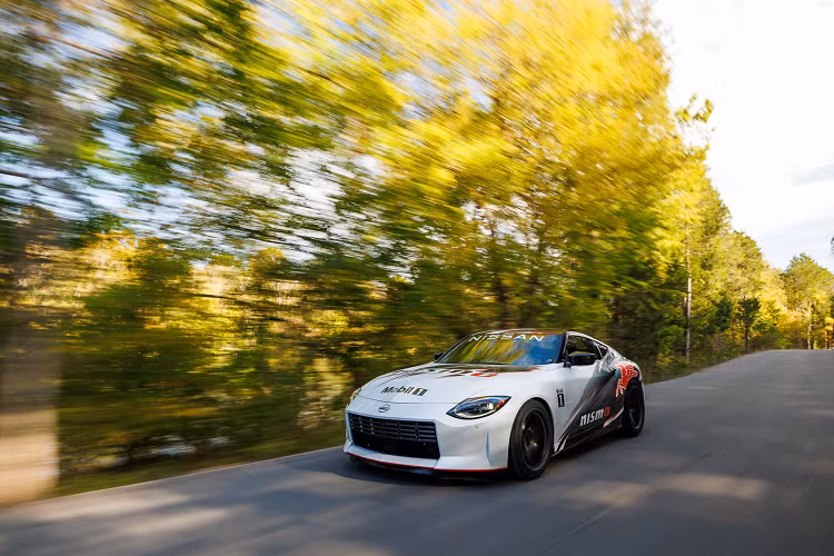 Thương hiệu cũng đem đến cho xe bộ phanh lớn Nismo bao gồm các rô-to phía trước và phía sau lớn hơn, cùm phanh 6 piston ở bánh trước và 4 piston ở bánh sau, dây phanh bằng thép không gỉ và bộ mâm xe độ LM-RS1 19 inch đi kèm với lốp Bridgestone RE71RS.