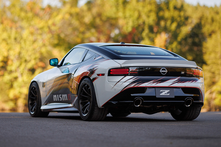 Về ngoại thất, khách hàng có thể lựa chọn trang trí ốp gương carbon, nắp đổ nhiên liệu Nismo, ốp vô lăng bằng carbon, núm chuyển số bằng titan, nắp động cơ carbon cùng nhiều chi tiết khác.