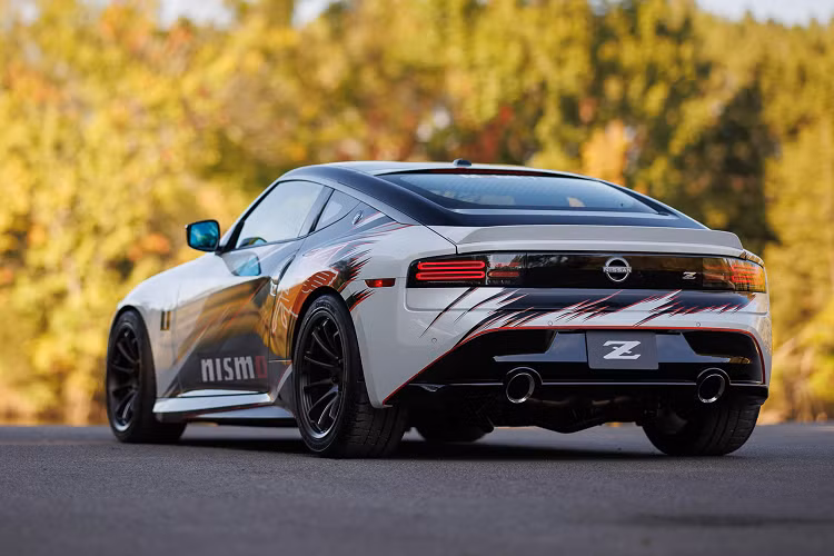 Về ngoại thất, khách hàng có thể lựa chọn trang trí ốp gương carbon, nắp đổ nhiên liệu Nismo, ốp vô lăng bằng carbon, núm chuyển số bằng titan, nắp động cơ carbon cùng nhiều chi tiết khác.