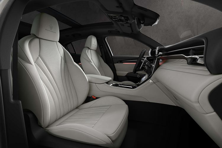 Maserati Grecale PrimaSerie bản đặc biệt được trang bị đi kèm với hộp số tự động tám cấp và hệ dẫn động bốn bánh với bộ vi sai chống trượt phía sau. Thiết lập này cho phép chiếc Crossover tăng tốc từ 0 - 96 km/h trong 3,6 giây và có khả năng đạt tốc độ tối đa lên tới 285 km/h.