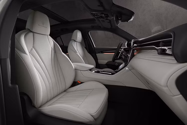 Maserati Grecale PrimaSerie bản đặc biệt được trang bị đi kèm với hộp số tự động tám cấp và hệ dẫn động bốn bánh với bộ vi sai chống trượt phía sau. Thiết lập này cho phép chiếc Crossover tăng tốc từ 0 - 96 km/h trong 3,6 giây và có khả năng đạt tốc độ tối đa lên tới 285 km/h.