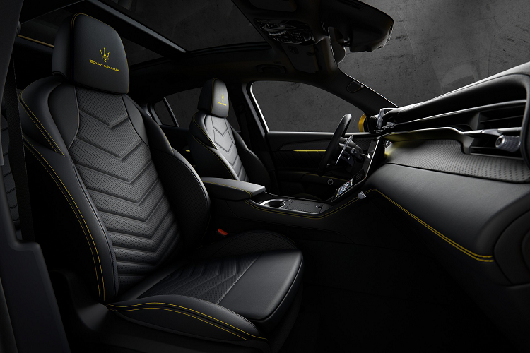 Xe còn được trang trí với những chi tiết khác như các tấm ốp màu đen Piano Black, ghế sau có sưởi, vô lăng sưởi và hệ thống âm thanh Sonus faber 21 loa.