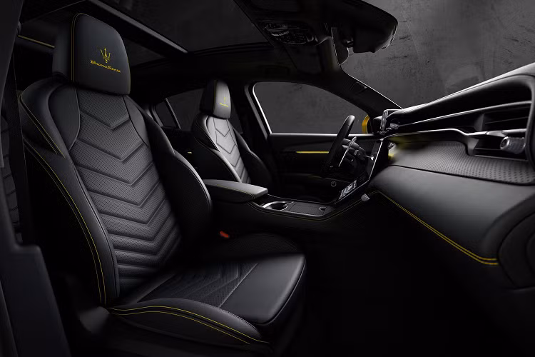 Xe còn được trang trí với những chi tiết khác như các tấm ốp màu đen Piano Black, ghế sau có sưởi, vô lăng sưởi và hệ thống âm thanh Sonus faber 21 loa.