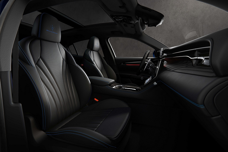 Mẫu xe này cũng được trang bị màn hình HUD, bộ sạc điện thoại thông minh không dây, ray hàng phía sau và ổ cắm điện khu vực khoang hành lý phía sau.