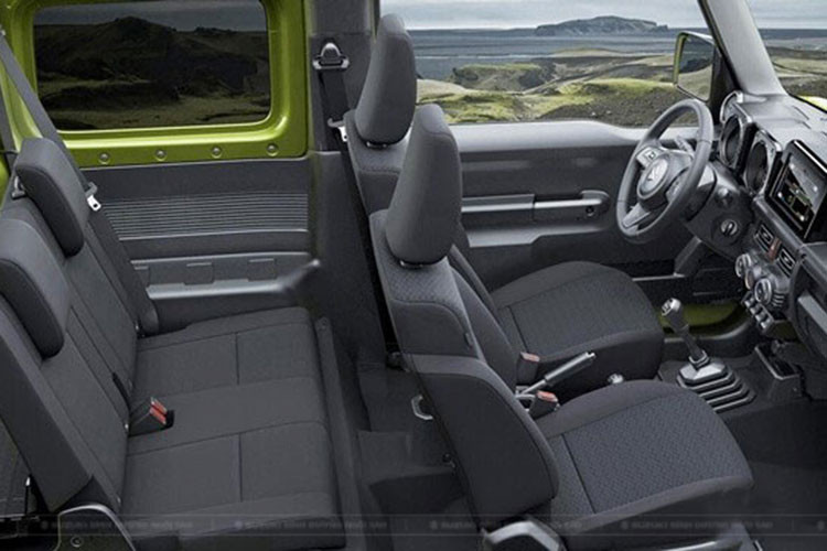 Tin đồn cho biết, Suzuki Jimny bản 5 cửa sẽ tăng kích thước đáng kể so với bản 3 cửa. Mẫu SUV này có thể sở hữu chiều dài cơ sở tăng 300 mm lên 2.550 mm trong khi chiều dài đạt mức 3.850 mm. Những kích thước còn lại của xe có thể sẽ không thay đổi so với bản 3 cửa.