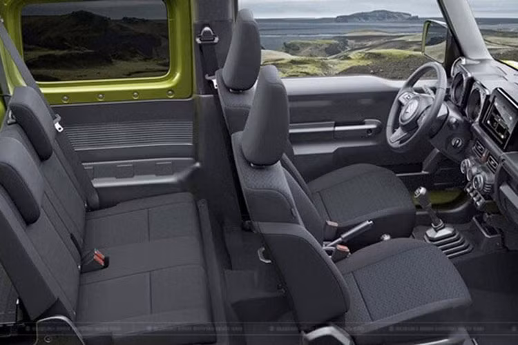 Tin đồn cho biết, Suzuki Jimny bản 5 cửa sẽ tăng kích thước đáng kể so với bản 3 cửa. Mẫu SUV này có thể sở hữu chiều dài cơ sở tăng 300 mm lên 2.550 mm trong khi chiều dài đạt mức 3.850 mm. Những kích thước còn lại của xe có thể sẽ không thay đổi so với bản 3 cửa.