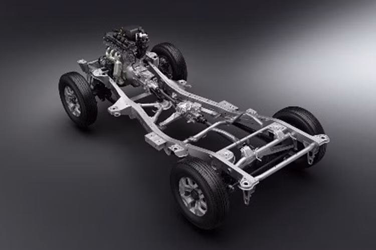 Theo giới truyền thông Ấn Độ, Suzuki Jimny bản 5 cửa sẽ được trang bị hệ truyền động mild hybrid, bao gồm máy xăng 4 xi-lanh, hút khí tự nhiên, dung tích 1.5L, sản sinh công suất tối đa 104 mã lực và mô-men xoắn cực đại 138 Nm, kết hợp với mô-tơ điện.