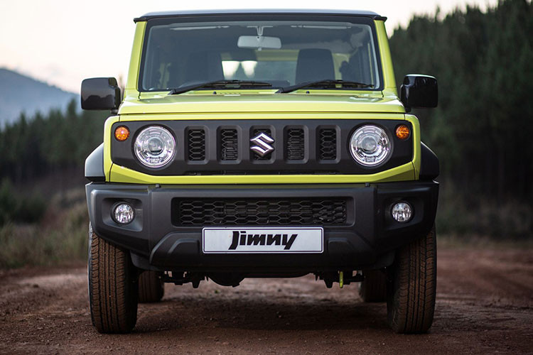 Bên sườn, chiếc xe SUV Suzuki Jimny 5 cửa có 3 cửa sổ với cửa sổ cuối cùng khá nhỏ. Thêm vào đó là nóc thẳng thớm, ốp cua lốp màu đen nổi bật và bộ vành la-zăng khá nhỏ.