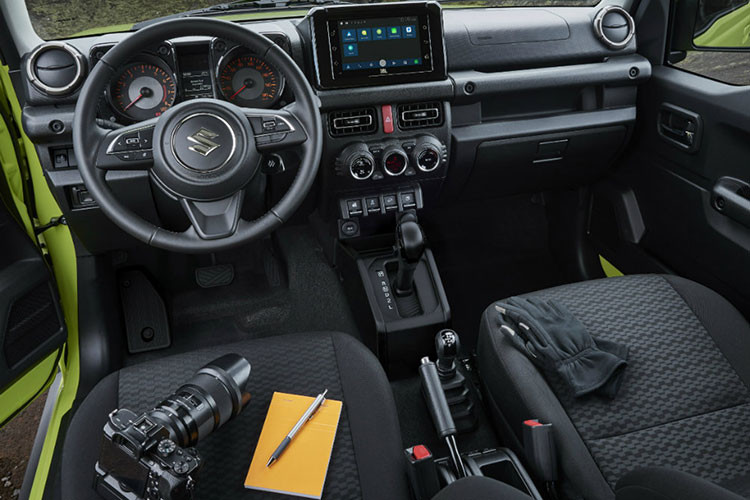 Theo tin đồn, Suzuki Jimny bản 5 cửa sẽ được trang bị nội thất 5 chỗ hoặc 7 chỗ. Không gian nội thất và khoang hành lý của xe dự kiến sẽ rộng rãi hơn nhờ kích thước tăng lên. Ngoài ra, xe có thể được trang bị màn hình cảm ứng trung tâm 9 inch tương tự các mẫu xe Suzuki đời mới khác tại thị trường Ấn Độ như Baleno hay Brezza. 