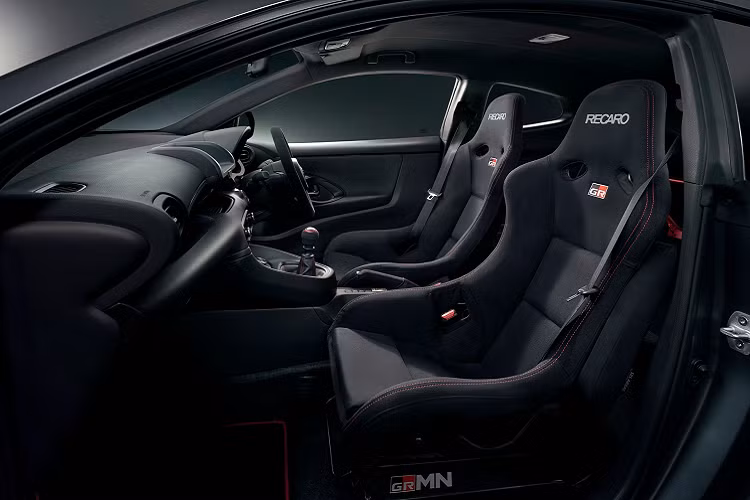 Hộp số sàn 6 cấp trên Toyota GRMN Yaris bản giới hạn cũng được tinh chỉnh so với phiên bản tiêu chuẩn. Ngoài ra, hàng ghế sau đã được loại bỏ, đi kèm với nắp ca-pô bằng sợi carbon. Số lượng mối hàn điểm cũng đã tăng thêm 545 so với Yaris GR, dẫn đến độ cứng của thân xe được cải thiện. Ngoài ra, xe còn được trang bị ghế ngồi Recaro mới.