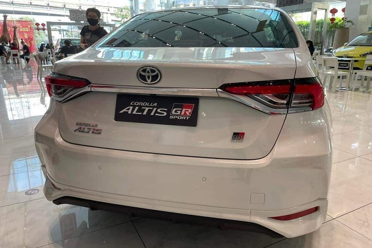 Ở những thị trường khác như Thái Lan và Philippines, Toyota Corolla Altis GR-S 2022 sở hữu thiết kế ngoại thất thể thao hơn bản thường. Cụ thể, xe được trang bị nẹp màu đen mới nằm giữa 2 đèn pha. Bên dưới là lưới tản nhiệt với mắt lưới hình tổ ong mới và viền màu đen bóng, tạo cảm giác thể thao hơn. Trong khi đó, đèn sương mù trước của xe được chuyển vào bên trong lưới tản nhiệt. Ngoài ra, xe còn được bổ sung khe gió nằm dọc hình tam giác ở hai góc cản trước.