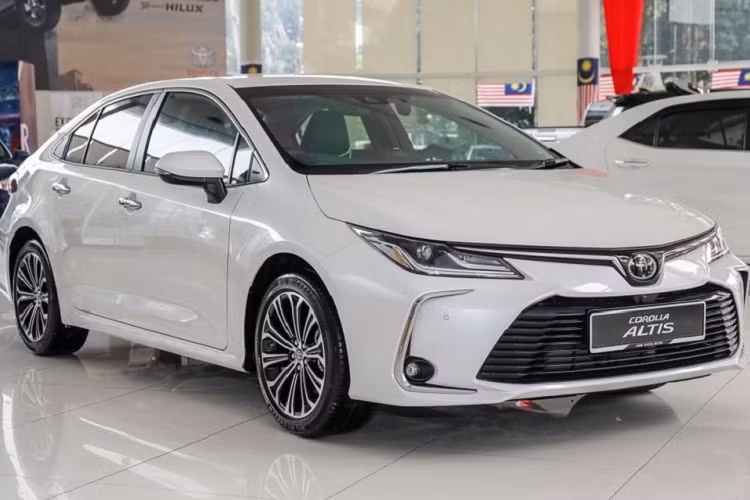 Tại thị trường Thái Lan, giá xe Toyota Corolla Altis GR-S 2022 có mức khởi điểm từ 1,059 triệu Baht (khoảng 669 triệu đồng). Ngoài ra, xe còn có 3 màu sơn ngoại thất là trắng Platinum White Pearl, đỏ Red Mica Metallic và đen Attitude Black Mica.