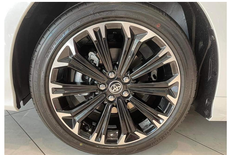 Theo thông tin đăng kiểm, Toyota Corolla Altis GR-S có lượng xăng tiêu thụ cụ thể là 9 lít/100 km trong đô thị, 5,6 lít/100 km ngoài đô thị và 6,8 lít/100 km kết hợp. Những con số này giống hệt với bản 1.8G. Đáng tiếc là hiện Toyota Corolla Altis GR-S vẫn chưa được bán thị trường Việt Nam. Tuy nhiên, sẽ không ngạc nhiên nếu mẫu xe này ra mắt Việt Nam trong thời gian tới để cạnh tranh với Honda Civic RS 2022.