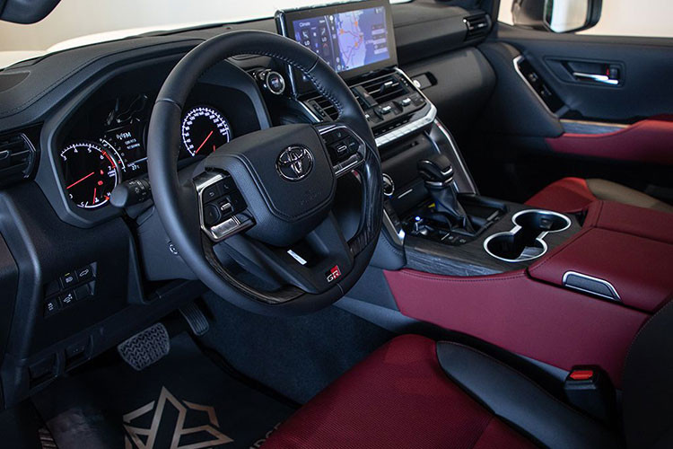 Land Cruiser 2022 phiên bản thể thao có hai tuỳ chọn động cơ xăng và diesel nhưng bản động cơ xăng (V6, 3.5L tăng áp kép, 409 mã lực, 650Nm) có thể sẽ được khách hàng Việt Nam đặt hàng.