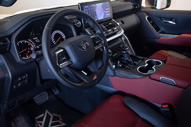 Land Cruiser 2022 phiên bản thể thao có hai tuỳ chọn động cơ xăng và diesel nhưng bản động cơ xăng (V6, 3.5L tăng áp kép, 409 mã lực, 650Nm) có thể sẽ được khách hàng Việt Nam đặt hàng.