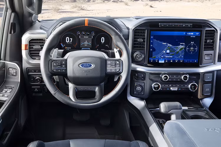 Fox Racing tiếp tục đồng hành trên F-150 Raptor 2022 với bộ giảm xóc điều khiển điện tử sử dụng công nghệ Live Valve mới mà Ford Performance hợp tác cùng phát triển. Một tính năng mới là chế độ Trail 1-Pedal Drive tiêu chuẩn, một hệ thống được thiết kế để hỗ trợ người lái trong các tình huống địa hình khắc nghiệt nhất.